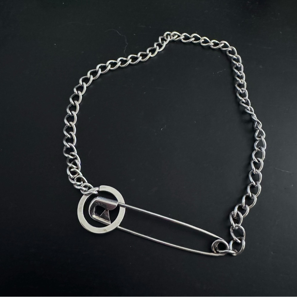 MARTINE ALI SILVER PIN NECKLACE